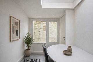 <p>TE KOOP IN GERAARDBERGEN<br /><br />In het centrum van Geraardsbergen bevindt zich deze volledig gerenoveerde en instapklare woning. Dankzij de centrale ligging geniet u van alle voorzieningen op wandelafstand én voldoende gratis parkeergelegenheid voor de deur.</p>
<p>Indeling: Gezellige leefruimte, kleine berging met aansluiting voor wasmachine, volledig uitgeruste keuken met o.a. keramische kookplaat, oven, dampkap, koelkast en diepvries, badkamer met toilet, lavabo en douche, koertje, 2 slaapkamers</p>
<p>De woning is voorzien van centrale verwarming op aardgas, dubbele beglazing, een geïsoleerd dak en een conforme elektrische installatie (gekeurd tot 2044).</p>
<p>Deze eigendom is ideaal voor een alleenstaande of een jong koppel, maar vormt eveneens een uitstekende opportuniteit als opbrengsteigendom. De woning is momenteel verhuurd, wat het extra interessant maakt voor investeerders.</p>
<p>Interesse?<br />Bel voor meer informatie naar Jordi 0477/32.61.53.</p>
