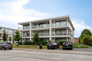 Dit modern afgewerkt appartement bevindt zich op de tweede verdieping van een recente residentie.Syndickost is 60 euro per maandBij het betreden van...