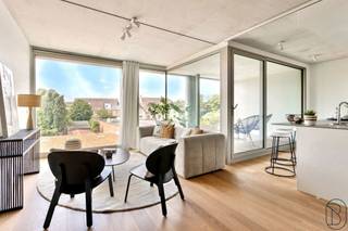 LUXUEUS en UNIEK NIEUWBOUWAPPARTEMENT aan de HIPPODROOM en op wandelafstand van het centrum van Waregem. 2 LEUKE TERRASSEN! + 21% BTW. Indeling:...