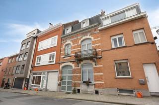 Ontdek dit lichtrijke, karaktervolle herenhuis. U wordt verwelkomd in een ruime inkomhal met trappenhal. Het gelijkvloers biedt een aparte...