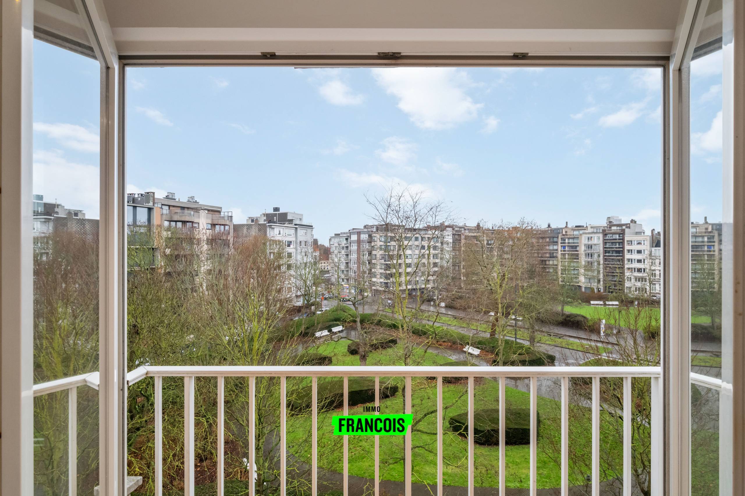 Hoogwaardig gerenoveerd appartement op gegeerde locatie aan het Prinses Clementinaplein te Oostende. - foto 4