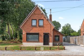 Voor meer info en foto’s, surf naar www.swevers.be – Oude Baan 39 in Heusden-Zolder biedt een unieke kans voor wie een woning volledig naar eigen smaak wil renoveren of herontwikkelen. De open bebouwing uit 1955 ligt op een uitzonderlijk ruim perceel van 36a05. De perceelsbreedte bedraagt ongeveer 18 meter, waardoor een gevelbreedte van circa 12 meter tot de mogelijkheden kan behoren, uiteraard onder voorbehoud van vergunningen. Bij afbraak en heropbouw kan onder de toepasselijke voorwaarden bovendien een btw-tarief van 6% gelden in plaats van 21%. Dit is een bijzonder financieel voordeel. Een opportuniteit om uw woning waar te maken. Denk maar aan een knappe uitbouw met grote raampartijen richting de tuin die het groen volledig naar binnen halen. De grote troef is het perceel met veel groen, een gedeeltelijk bebost karakter en ruimte voor dieren. Achteraan grenst het terrein aan agrarisch gebied, met uitzicht op weilanden en groen. Winkels liggen op ca. 1,3 km, scholen op ca. 2 km en de snelweg op ca. 6 km. Een eigendom voor wie ruimte, rust en toekomstmogelijkheden zoekt. Voor meer informatie, bel 011 255 155. Bron bewoonbare oppervlakte: EPC – verslag. Dit pand is onderworpen aan de renovatieverplichting van de Vlaamse overheid voor residentiële gebouwen (behoudens bij sloop binnen 5 jaar na de aankoop). Consulteer voor meer informatie de website van het Vlaams Energie- en Klimaatagentschap via https://www.vlaanderen.be/een-huis-of-appartement-kopen/renovatieverplichting-voor-residentiele-gebouwen.