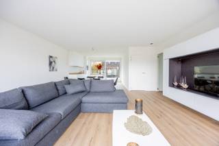 Dit appartement maakt deel uit van het nieuwbouwproject De Blauwe Parel - Residentie Santorini.<br /><br />Het appartement is gelegen op de gelijkvloerse verdieping en werd op plan ingedeeld als volgt:<br />Inkomhal met toilet, berging, fietsenberging, open ingerichte keuken, lichtrijke leefruimte palend aan terras met zicht op de binnentuin, 3 slaapkamers en 2 badkamers met douche. <br />Het terras is zuidelijk georiënteerd. <br /><br />In het ondergronds complex zijn zowel autostaanplaatsen als afgesloten garageboxen die vrijblijvend kunnen aangekocht worden met het appartement.<br /><br />Appartement: 109,99 m²<br />Terrassen: 23,55 m²