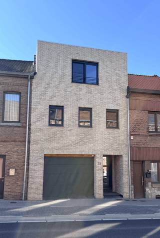 Prachtige nieuwbouw Stadswoning met 3 slaapkamers, inpandige garage, mooi terras met private tuin. <br />Deze woning is volledig zuid-gericht. De woning is voorzien van vloerverwarming met gebruik van een warmtepomp lucht/water, 12 zonnepanelen met een 6 kW batterij, zeer energiezuinig E-peil 15 (EPC 21, label A), doordacht en geriefelijk om kwalitatief te wonen.<br />Je woont hier stijlvol, gunstig gelegen nabij het centrum van de stad Tongeren en het station. Het Station en het centrum van de stad Tongeren zijn op wandelafstand.<br />De autosnelweg E313, grens naar Nederland, nl. Maastricht zijn goed te bereiken. Basis- en Middelbare scholen liggen op wandel- en fietsafstand. Het ziekenhuis AZ Vesalius is eveneens kortbij gelegen op wandel- en fietsafstand.<br />De woning heeft 4 niveaus en deze zijn als volgt ingericht:<br />Niveau 2: een overloop en 2 ruime slaapkamers;<br />Niveau 1: een overloop, 1 ruime slaapkamer en 1 ruime ingerichte badkamer met toilet, bad, douche, dubbele lavabokast, verwarmde spiegel en inbouwkasten;<br />Niveau 0: inkomhal en toegang tot de inpandige garage, 1 toilet, vestiaire kast, 1 grote open keuken met leefruimte;<br />Tuinniveau -1: 1 kleine open keuken, ruime leefruimte met uitzicht op het terras en de ruime tuin, een ruime berging en technische ruimte (in deze ruimte staan de warmtepomp, zonneomvormer, batterij, elektrische verdeelkast, waterontharder en regenwatersysteem voor de toiletten).<br />Als kers op de taart is de woning volledig geschilderd, uitgerust en afgewerkt om er meteen in te huizen…<br /><br />Klein schrijfgeld is mogelijk, bij aankoop van eerste enige woning.<br />Het kadastraal inkomen is nog niet bepaald. De woning dient nog opgemeten te worden door de diensten van het kadaster.<br /><br />Te bezichtigen na telefonische afspraak.