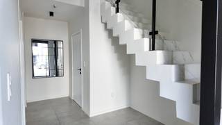 <u><strong>Prachtige moderne gezinswoning in kindvriendelijke buurt te Maasmechelen (In de Leym 7)</strong></u><br /><br />Bent u op zoek naar een ruime, energiezuinige woning in een rustige en kindvriendelijke omgeving? Dan is deze prachtige woning, gelegen in een doodlopende straat te Maasmechelen, precies wat je zoekt. De ligging garandeert weinig verkeer en een veilige omgeving voor kinderen, terwijl je toch geniet van een vlotte bereikbaarheid en een aangename woonbuurt.<br /><br />Deze recente woning (bouwjaar eind 2019) beschikt over een bewoonbare oppervlakte van maar liefst 275 m² en is gelegen op een perceel met een tuin van 2 are 91 ca. De woning combineert ruimte, comfort en moderne afwerking.<br /><br /><strong>Indeling</strong>:<br />Bij het betreden van de woning kom je terecht in een ruime, open inkomhal met een indrukwekkende vide die zorgt voor een extra gevoel van ruimte en licht. Hier bevinden zich tevens een gastentoilet en een technische berging, die ook langs buiten bereikbaar is via een zijdeur.<br /><br />De inkomhal geeft toegang tot de lichtrijke leefruimte met airconditioning. De open woonkamer staat in directe verbinding met de stijlvolle zwarte designkeuken met keramisch werkblad. Deze is volledig uitgerust met kwalitatieve toestellen: een oven, magnetron, vaatwasser en een inductiekookplaat met ingebouwde afzuiging. Dankzij de grote raampartijen geniet de leefruimte van een overvloed aan natuurlijk licht. Aansluitend vind je nog een praktische berging met aansluitingen voor wasmachine en droogkast, en voldoende ruimte voor extra stockage.<br /><br />Op de eerste verdieping bevinden zich twee ruime kinderkamers en een kleine badkamer met douche, toilet en wasmeubel. De master bedroom beschikt over een eigen badkamer, uitgerust met een ligbad, inloopdouche en wasmeubel, alsook een aparte inloopdressing.<br />Via een vaste trap bereik je de tweede verdieping, waar zich een zolderruimte van maar liefst 75 m² bevindt. Deze kan perfect ingericht worden als extra slaapkamer, hobbyruimte, bureau of polyvalente ruimte.<br /><br /><strong>Buitenruimte</strong>:<br />De tuin is volledig omheind en afgesloten met een poort aan de voorzijde, wat extra veiligheid en privacy biedt. Achteraan de woning bevindt zich een gezellige overkapping, ideaal om het hele jaar door van het buitenleven te genieten.<br /><br /><strong>Pluspunten:</strong>
<ul>
	<li>Gelegen in een doodlopende straat (zeer kindvriendelijk)</li>
	<li>Energiezuinige woning</li>
	<li>15 zonnepanelen</li>
	<li>Airconditioning aanwezig</li>
	<li>Grondwater voorzien</li>
	<li>Recente bouw (eind 2019)</li>
	<li>Ruime bewoonbare oppervlakte (275 m²)</li>
	<li>Veelzijdige zolderruimte (75 m²)</li>
</ul>
Spreekt deze prachtige woning je aan? Neem dan zeker contact met ons op voor een bezichtiging ter plaatse en ontdek zelf alle troeven van deze unieke woning!<br /><br /><strong>Tel.: 0032(0) 485 97 49 28<br />E-mail: info@co-realestate.be</strong>