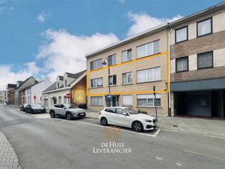 Op zoek naar een stijlvol appartement waar alles gewoon klopt ?<br />Dan is dit pareltje in het centrum van Edegem helemaal jouw ding.<br />Dit appartement werd in 2020 volledig gerenoveerd met oog voor design, comfort en technologie. Alles is hier tiptop in orde, gewoon verhuizen en genieten.<br /><br />Binnenkomen is zalig met de oosterse vide-plafond met indirecte LED-verlichting (kleuren kies je zelf, ideaal voor elke mood). In de leefruimte zorgt het geïntegreerde sound system voor instant goede vibes, kies zelf je sfeer voor een rustig avondje of voor vrienden over de vloer.<br /><br />De halfopen keuken is strak, modern en praktisch ingericht, helemaal klaar om je kookskills te demonstreren of een snelle take-away night.<br /><br />Aan de achterzijde van het appartement vind je twee ruime slaapkamers, een badkamer met Bali-touch (denk: spa-gevoel, natuurlijke materialen en zen vibes) en een apart toilet.<br /><br />Ingebouwde kasten verbergen netjes de verwarmingsketel en wasmachine.<br />En dan nog het gezellige terrasje achteraan, perfect voor je ochtendkoffie of een zomeravond met een drankje.<br /><br />De inkomdeur is trouwens next level: een automatische veiligheidsdeur die je opent met een code op je smartphone. Future proof en superhandig.<br /><br />Voor de wagen huurt de eigenaar een grote garagebox achteraan het gebouw, de huurovereenkomst kan indien gewenst overgenomen worden.<br /><br />Even de positieve puntje opgelijst:<br /><br />- Totale renovatie (2020) – gewoon instapklaar<br />- Plafonds met LED-verlichting met instelbare kleuren<br />- Automatische veiligheidsdeur met code of app<br />- Sound system geïntegreerd in de leefruimte<br />- Halfopen keuken in perfecte staat<br />- 2 ruime slaapkamers<br />- Badkamer met Bali-look en feel<br />- Apart toilet<br />- Ingebouwde kasten met wasruimte<br />- Gezellig terras achteraan<br />- Toplocatie in centrum Edegem<br /><br />EPC : 264 kWh/m2 (Label C)<br />Stedenbouwkundige inlichtingen in aanvraag<br />Waterinfo : P-Score = A, G-Score = A<br /><br />Dit is niet wat je zoekt ? Al gehoord van AANKOOPBEGELEIDING ? Wij zoeken, bezoeken en onderhandelen mee met jou voor eigendommen die worden aangeboden door particulieren, andere makelaars of eigendommen die zelfs (nog) niet te koop staan?<br />Vraag meer informatie over aankoopbegeleiding via welkom@dehuisleverancier.be of 0489/069.000<br /><br />de Huisleverancier : Persoonlijk, voor iedereen Service, Kwaliteit en Vertrouwen !<br />