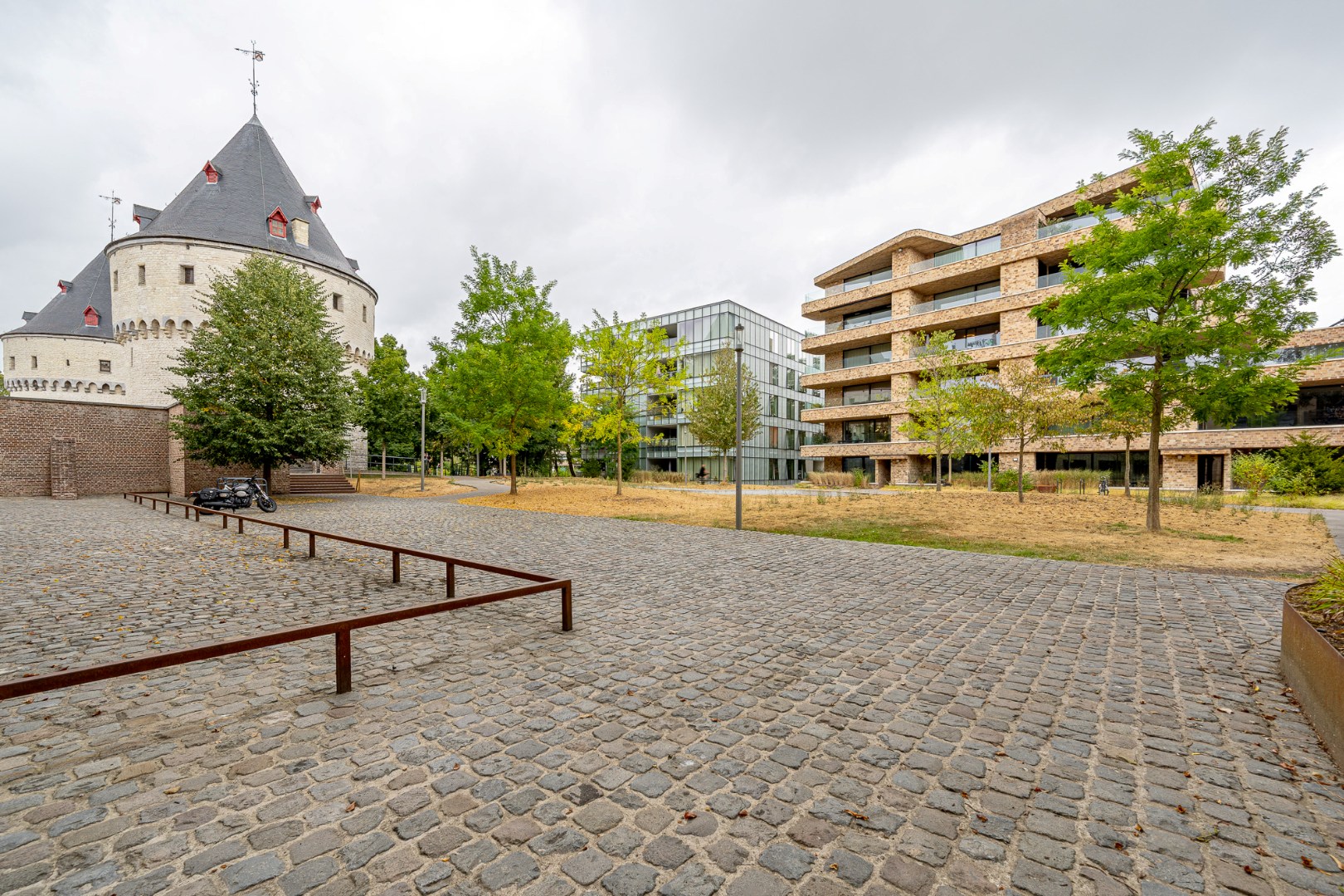 Appartement récent et prêt à emménager avec place de parking couverte près des tours Broel à Courtrai. - photo 5