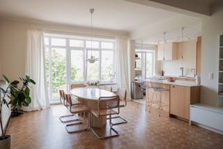 Dit lichtrijke appartement van 110 m² aan de Jan Van Rijswijcklaan werd in 2019 volledig en kwalitatief gerenoveerd en is instapklaar. Gelegen op de vierde en hoogste verdieping van een verzorgd gebouw, biedt het alle comfort voor wie ruim en zorgeloos wil wonen.<br /><br />De ruime leefruimte met open keuken vormt het hart van de woning en geniet van veel natuurlijk licht en mooie zonsondergangen. Achteraan bevinden zich twee volwaardige slaapkamers van 15 m² en 13 m². Eén slaapkamer geeft uit op een rustig, zuidoost georiënteerd terras zonder inkijk.<br /><br />Aan bergruimte geen gebrek: ingemaakte kasten in inkomhal en slaapkamer, een voorraadberging, aparte wasberging met aansluiting voor wasmachine en droogkast én een ruime kelderberging.<br /><br />Ook technisch is het appartement uitstekend onderhouden. De ramen aan de voorzijde werden vernieuwd in 2020, alle ramen hebben dubbele beglazing en achteraan zijn rolluiken aanwezig. Het dak werd geïsoleerd en de lift vernieuwd in 2023. Dankzij het EPC-label B geniet je van een energiezuinige woning. Volgens de huidige planning zijn er geen grote gemeenschappelijke investeringen voorzien.<br /><br />De ligging combineert bereikbaarheid met groen: tram voor de deur, snelle verbinding naar Brussel en Nederland, en met de fiets sta je in minder dan 10 minuten op Antwerpen-Zuid. Verschillende parken liggen binnen 1 km.<br /><br />Vaste kosten: €300/maand<br /><br />Water<br />Verwarming<br />Onderhoud lift en voortuin<br />Schoonmaak gemeenschappelijke delen<br />Bijdrage reservefonds<br /><br />Water en verwarming zijn inbegrepen. Bij ons lag de jaarlijkse afrekening steeds lager dan de betaalde voorschotten.<br /><br />Troeven<br />✓ Instapklaar en gerenoveerd<br />✓ EPC-label B<br />✓ 110 m² woonoppervlakte<br />✓ 2 ruime slaapkamers<br />✓ Veel bergruimte + kelder<br />✓ Terras zonder inkijk<br />✓ Goed onderhouden gebouw<br />✓ Fietsenberging aanwezig<br />✓ Tram voor de deur<br />✓ Groen én stad vlakbij<br /><br />Interesse? Kijkdagen op 27-28 juni en 3-4 juli. Plan je bezoek via:<br />https://calendar.app.google/6bq5EG5DhFpnF7jr8<br /><br />Vragen: janvanrijswijcklaan241@gmail.com<br />