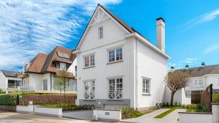 <p><span>Exclusief gerenoveerde villa op een absolute toplocatie in de Jozef Nellenslaan te Knokke.</span></p>
<p><span>Deze stijlvolle villa werd volledig gerenoveerd met oog voor detail en hoogwaardige materialen. Ze combineert luxe, comfort en een uitzonderlijke ligging.</span></p>
<p><span>Indeling: ruime inkomhal met vestiaire en gastentoilet. De lichtrijke leefruimte met grote raampartijen sluit aan op de volledig uitgeruste open keuken en biedt directe toegang tot het zonnige, zuidgerichte terras en de aangelegde tuin. Op het gelijkvloers bevindt zich eveneens een polyvalente kamer, ideaal als slaapkamer of bureau.</span></p>
<p><span>Op de eerste verdieping bevindt zich de royale master suite met ingemaakte kasten en toegang tot een zonnig terras. De ensuite badkamer beschikt over een ligbad, inloopdouche, dubbele lavabo en sauna. Verder is er een tweede ruime slaapkamer met ingemaakte kasten en een eigen douchekamer.</span></p>
<p><span>De tweede verdieping omvat nog twee volwaardige slaapkamers en een extra douchekamer.</span></p>
<p><span>In de kelderverdieping bevinden zich de garage en een bijkomende slaapkamer met eigen douchekamer, ideaal als gastenverblijf of au-pairkamer.</span></p>
<p><span>Voor de woning zijn bovendien drie privatieve parkeerplaatsen voorzien.</span></p>