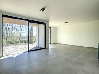 Dit prachtige nieuwbouwappartement op het gelijkvloers is te huur in Kluisbergen, midden in het Kluisbos. Het is gelegen in een groene omgeving en biedt een rustige ligging. Het appartement is voorzien van een luxueuze afwerking met domotica en zonnescreens. <br /><br />Er zijn 3 slaapkamers en 2 badkamers beschikbaar, alsook 2 autostaanplaatsen. Het appartement is energiezuinig dankzij de 4 zonnepanelen op het dak. Het appartement is gelegen in Enclus du Haut Kluisbergen, wat zorgt voor een prachtige locatie en uitzicht.<br /><br />INDELING:<br />- ruime inkomhal<br />- vestiaire <br />- toilet <br />- slaapkamer 1 met aansluitend badkamer 1 voorzien van dubbele lavabo en inloopdouche<br />- slaapkamer 2<br />- badkamer 2 voorzien van dubbele lavabo en ligbad<br />- slaapkamer 3<br />- volledig geïnstalleerde keuken<br />- lichtrijke leefruimte <br />- ruim terras met prachtig zicht <br /><br />TROEVEN:<br />+ rustige ligging in het Kluisbos<br />+ luxueuze afwerking<br />+ energiezuinig nieuwbouwappartement<br />+ 2 badkamers <br /><br />De snelste manier om een bezoek te brengen aan deze woning? Vraag je bezoek aan via de rode knop op onze website (www.dewaele.com) en je wordt gecontacteerd door onze verhuurexpert. Telefonisch kunnen er geen afspraken gemaakt worden. Bij andere vragen kun je ons telefonisch contacteren via 055 20 80 20.