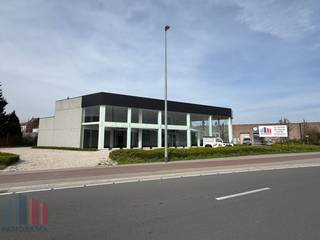 Bâtiment commercial polyvalent et multifonctionnel à vendre avec salle d'exposition, espace de stockage et espace brut (autorisé comme logement de concierge) dans un emplacement de choix à Sint-Pieters-Leeuw. Situé le long de la très fréquentée Bergensesteenweg, ce bâtiment offre une excellente visibilité et une accessibilité aisée tant pour les clients que pour les fournisseurs.<br />Le bâtiment est situé sur un terrain de 1 669 m² et comprend un vaste showroom de 340 m² au rez-de-chaussée, complété par 60 m² de bureaux, 140 m² d'espace de stockage et un abri pour voitures de 80 m². L'espace de stockage au rez-de-chaussée est facilement accessible par deux grandes portes sectionnelles (4 m H x 3,8 m L). À l'étage se trouve un showroom supplémentaire de 360 m².<br />Un espace brut, autorisé comme logement de concierge de +/-100 m², a également été prévu. Idéal pour être aménagé en appartement ou en studio pour ceux qui souhaitent combiner vie privée et vie professionnelle. Au sous-sol, il y a 540 m² d'espace de stockage, avec un monte-charge. Grâce à son agencement flexible et à son emplacement stratégique, le bâtiment se prête parfaitement à divers usages tels qu'un commerce, un showroom ou un entrepôt.<br />Il y a suffisamment de places de parking sur le terrain. Ce bien offre une opportunité unique aux entrepreneurs à la recherche d'espace, de visibilité et de fonctionnalité dans un endroit facilement accessible près de Bruxelles.<br />N'hésitez pas à contacter PANORAMA B2B pour plus d'informations ou pour visiter les lieux au 0477 30 40 05.