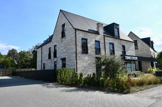 Mooi dakappartement met 1 slaapkamer ! <br /><br />Indeling : Inkomhal , apart toilet , badkamer , slaapkamer , woonkamer met open keuken , berging , overdekt terras . <br />Ondergrondse autostaanplaats + berging inbegrepen . <br /><br />Gebouw voorzien van lift . <br /><br />Huur 800 euro + 50 euro gemeenschappelijke kosten.