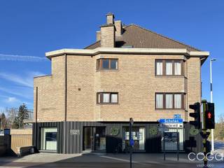 <p><strong>Super centraal gelegen hoekappartement</strong> met twee slaapkamers! Het appartement met <span>bouwjaar 1995</span> bevindt zich op de <strong>eerste verdieping</strong> van Residentie Beukenlei 1, pal <strong>in het centrum van Sint-Job</strong>, nabij het oprittencoplex van de E19 en op enkele stappen van winkels en openbaar vervoer. Het appartement heeft een nuttige oppervlakte van <strong>ca. 95m²</strong>, een gunstig <strong>E-peil van 140 kWh/m² jaar (B-label)</strong> en een<strong> conforme elektrische keuring</strong>. Het gebouw is voorzien van een <strong>lift </strong>(van kelderverdieping tot aan het appartement).</p>
<p>Indeling als volgt:</p>
<p>Inkomhal met apart toilet en vestiairenis, <strong>lichtrijke leefruimte</strong> (ca. 32m² - grote ramen in twee gevels) met levendig zicht, ruime keuken (ca. 10m²) met originele inrichting (keramische kookplaat, dampkap, oven, koelkast en dubbele spoeltafel), compacte cv-berging met aansluiting voor wasmachine, <strong>twee slaapkamers (ca. 18m² en 10m²)</strong>, beide met toegang tot het terras; volledig betegelde badkamer (ca. 5,5m²) met dubbele wastafel op meubel en ligbad/douche-combinatie. <strong>Zuidwest gericht terras</strong> (ca. 9m²). <br /><span>Optioneel aan te kopen</span> ten bedrage van € 25.000,00: <strong>ruime afgesloten garagebox</strong> (ca. 20,5m²) in de kelderverdieping.</p>
<p>Het volledige appartement heeft een lichte tegelvloer, uitgezonderd de slaapkamers dewelke een vinyl vloerbekleding hebben. Het appartement werd recent voorzien van een <strong>videofoon</strong>.</p>
<p>Het eigendom is <span>reeds zeven jaar verhuurd aan dezelfde correcte huurder</span> die - indien mogelijk - wenst te blijven huren; de huidige huurprijs bedraagt € 1.005,00/maand (incl. gemeenschappelijke kosten).</p>
