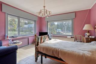 Deze ruime woning gelegen in een rustig woongebied met landelijk karakter biedt een doordachte indeling en tal van mogelijkheden. Op het...