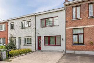 <p><span>Op zoek naar een compacte, instapklare woning mét buitenruimte op de rand van Ekeren en Merksem? Deze gerenoveerde woning aan de Laaglandlaan combineert licht, rust en praktisch comfort in een gezellige en verzorgde setting. Centrale ligging nabij winkels, scholen, openbaar vervoer en uitvalswegen<br /><br /></span></p><ul><li><span>Open leefruimte met vlotte overgang naar de keuken</span></li><li><span>2 volwaardige slaapkamers op de verdieping</span></li><li><span>Zonnige tuin met tuinhuis – ideaal voor opslag of hobby</span></li><li><span>2 parkeerplaatsen voor je deur </span></li></ul><p><span>Je betreedt de woning via de inkomhal met vestiaire.</span></p><p><span>De leefruimte geeft uit op de keuken waar je heel veel opbergruimte hebt.</span></p><p><span>De badkamer en wasberging bevinden zich op de benedenverdieping. Achteraan vind je de tuin met tuinhuis. </span></p><p><span>Op de eerste verdieping vind je 2 grote slaapkamers. </span></p><p><span> </span></p><p><span>Of je nu je eerste woning zoekt of gewoon comfortabel wil wonen met alles binnen handbereik – deze woning heeft het allemaal.</span></p><p><span> </span></p><p><span>Zin om deze woning zelf te ontdekken? Bel 03 646 66 55 of mail naar lien@sinjoor.be en plan je bezoek.</span></p><p><span> </span></p>