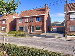 Volledig gerenoveerde halfopen bebouwing op een perceel van 379 m². De inkomhal met gastentoilet geeft toegang tot de lichtrijke leefruimte met...