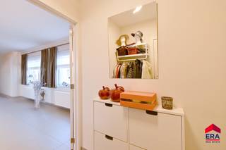 <p><span>Ben je op zoek naar een plek waar je meteen happy van wordt? Dan is dit zalige, instapklare duplexappartement van 148 m² precies wat je nodig hebt! De lichtrijke leefruimte voelt instant gezellig  en sluit mooi aan op de handige berging én het fantastische, ruime terras. Dankzij de zonwerende luifel geniet je hier het hele jaar door van buitenmomentjes — van zonnige ontbijten tot gezellige avonden.</span></p>

<p><span>De volledig uitgeruste keuken is een droom voor elke kookliefhebber.</span></p>

<p><span>Boven ontdek je twee ruime slaapkamers, allebei met ingebouwde kasten, en een badkamer die je écht verwent: een heerlijk bad én een frisse douche, helemaal klaar voor elk moment van de dag.</span></p>

<p> </p>

<p><span>Optioneel privégarage, mogelijkheid om garage bij aan te kopen. Hier woon je energiezuinig dankzij EPC-label B, en voelt dit appartement vooral… gewoon supergoed. Licht, ruim, gezellig en met een vibe die je meteen doet glimlachen.</span></p>

<p> </p>

<p><strong><em><u>Era Thuis zorgt voor uw huis! </u></em></strong></p>