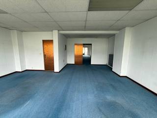 <strong>'Loft kantoor</strong>' tussen het centrum en het Antwerpse Eilandje. Dit op te frissen maar <strong>budgetvriendelijk</strong> kantoor gelegen op de 5° verdieping aan de Ankerrui (waaslandtunnel) met een zicht op de haven en het MAS Museum enerzijds en een zuid-gericht terrasje naar het Stadscentrum anderzijds. Je komt met de lift op de 5° verdieping, na het uitschakelen van het alarmsysteem heb je toegang tot het kantoor. Het kantoor bestaat momenteel uit drie delen, vooraan een gevelbrede ruimte, achteraan eveneens een open ruimte dubbel zo groot. Er is eveneens een gesloten ruimte als vergaderzaal of directie kantoor. Verder is er een eenvoudige <strong>kitchinette</strong>, <strong>sanitair M/V</strong>. Een ideaal kantoor, goed gelegen aan het centrum, goed bereikbaar met <strong>openbaar vervoer </strong>en budgetvriendelijk. Huurrijs 1100,- euro p.mnd + provisie kosten hal, lift, water en verwarming 250,- euro p.mnd.