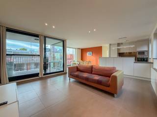 Dit <strong>LICHTRIJKE </strong>en <strong>GEZELLIG APPARTEMENT </strong>is te vinden in het centrum van Oudenaarde, dichtbij scholen, invalswegen, winkelketens... Door de aanwezigheid van de <strong>VELE </strong>en <strong>GROTE RAAMPARTIJEN </strong>geniet u van <strong>VEEL</strong> <strong>LICHTINVAL</strong>. Het appartement beschikt over <strong>LICHTARMATUREN </strong>en <strong>GORDIJNEN</strong>.<br /><br />De indeling gaat als volgt; inkomhall, afzonderlijk toilet, berging, <strong>LICHTRIJKE WOONKAMER </strong>met open keuken<strong>, 2 SLAAPKAMERS</strong>, badkamer, <strong>ZONNIG TERRAS, INPANDIGE GARAGE</strong> en kelderberging. Daarbij is er een gemeenschappelijk berging voor de vuilbakken en heeft het appartement 2 hangplaatsen voor fietsen.<br /><br /><strong>Adres:</strong> Verdurestraat 6 bus 0202, Oudenaarde<br />Beschikbaar vanaf 1 januari 2027<br />Huurprijs: €910,00/maand + €90,00/syndic<br />EPC: B label