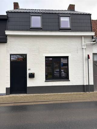 In het centrum van Poperinge, in een zeer rustige straat treffen we deze totaal gerenoveerde woning aan. We betreden het pand via de inkomhal...