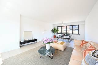 Dit ruim en kwalitatief afgewerkt tweeslaapkamerappartement met een bewoonbare oppervlakte van ca. 130 m² is gelegen in de Guido Gezellelaan op de tweede en derde verdieping van een verzorgd en karaktervol gebouw. Een ideale combinatie van ruimte, lichtinval en functionaliteit met een uiterst centrale ligging, op wandelafstand van het bruisende centrum van Deinze. Alle voorzieningen bevinden zich binnen handbereik: supermarkten, bakkers, slagers, scholen, sport- en recreatiefaciliteiten. Bovendien bent u dankzij de vlotte verbindingen, zowel met de wagen als met het openbaar vervoer, altijd snel op weg. Het station van Deinze bereikt u te voet in amper 5 minuten.<br /><br />De indeling van dit appartement is als volgt: een inkomhal met plaats voor een vestiairekast, die uitkomt op een ruime en lichtrijke leef- en eetruimte, en een handige bureel of hobbyruimte. Aansluitend bevindt zich de strakke, moderne keuken, uitgerust met alle nodige toestellen. Vanuit de keuken heeft u ook toegang tot het ruime, zuidwest georiënteerde terras van ca. 13 m². De perfecte plek om te ontspannen en tot laat in de avond te genieten van de zon. <br /><br />Tot slot zijn er 5 zonnepanelen en een privatieve berging toegewezen aan dit appartement.<br /><br />EPC: 154 kWh/m2 (B) / EK gekeurd en conform / asbest : attest in opmaak / verwarming op aardgas<br /><br />Benieuwd naar dit instapklare appartement op een erg centrale ligging in Deinze? Maak dan vrijblijvend uw afspraak via bart@landbergh.be of 09 278 78 79.