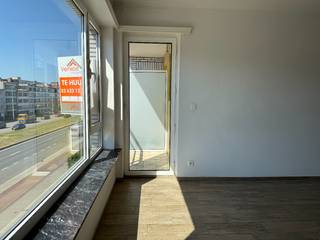 Dit appartement is gelegen op de tweede verdieping van een verzorgd en centraal gelegen gebouw zonder lift. Indeling: een ruime inkomhal met een...