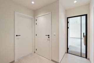 Stijlvol nieuwbouwappartement te huur in Tongerlo!<br /><br />In de Meulemanslaan 17 te Tongerlo bevindt zich dit kleinschalige nieuwbouwproject met slechts vijf appartementen, rustig gelegen met mooi zicht op het park.<br /><br />Het appartement combineert comfort en energiezuinigheid en beschikt over een lichtrijke leefruimte met open, volledig ingerichte keuken, slaapkamers, moderne badkamer, berging en apart toilet.<br /><br />Vanuit de leefruimte heb je toegang tot een ruim terras waar je in alle rust kan genieten van het groene uitzicht.<br /><br />Extra troeven zijn de privatieve berging en autostaanplaats.<br /><br />Kortom, een kwalitatief afgewerkt en instapklaar nieuwbouwappartement op een rustige ligging in Tongerlo.<br /><br />Vaste kosten: 150 euro: O<span>nderhoud tuin, gemene delen, elektriciteit en water gemene delen,…</span><br /><br />Bel ons op 014/95.37.50 of mail naar secretariaat@degroot-celen.be