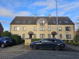 Dit ruime gelijkvloerse appartement is gelegen in een rustige, groene omgeving en biedt een aangename combinatie van comfort en functionaliteit...