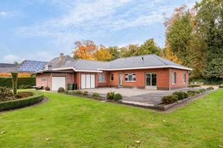 <p><strong>Goed onderhouden gelijkvloerse woning met 4 slaapkamers, garage en ruime zuidwestgerichte tuin te Essen Heikant</strong></p>
<p>Deze <strong>degelijk onderhouden </strong>woning bevindt zich in een <strong>zeer rustige en aangename buurt</strong> en biedt <strong>ruimte, licht en comfort</strong> op een perceel van maar <strong>liefst 1.602m² </strong>en <strong>ca. 32 meter breed</strong>. Dankzij de <strong>zuidwestelijke oriëntatie</strong> geniet je de hele dag van zon en een heerlijk open gevoel.</p>
<p><strong> </strong><strong>Indeling gelijkvloers:<br /></strong>- Een inkomhal met technische kast met elektrische installatie, een aparte bergkast/ vestiaire<br />- Een <strong>grote, lichtrijke leefruimte</strong> met aard<strong>gaskachel</strong> en <strong>elektrische rolluiken met tijdsschakelaars</strong><br />- Een <strong>keuken met zicht op de tuin</strong> is uitgerust met combi-microgolfoven, koelkast en inductiekookplaat, dampkap, vaatwasser<br />- Een <strong>badkamer met douche, apart toilet en wastafel</strong> <br />- <strong>Vier slaapkamers</strong> voorzien van <strong>elektrische rolluiken</strong> en <strong>vliegenramen</strong><br />- Een <strong>zolder strekt zich uit over de volledige woning</strong> en biedt extra bergruimte</p>
<p><strong> </strong></p>
<p><strong>Comfort & Techniek<br /></strong>-Verwarming via <strong>Viessmann-mazoutcondensatieketel (2010)<br /></strong><strong>-Gedeeltelijke kelder</strong> in 4 ruimtes en een <strong>geïsoleerde kruipruimte</strong> (5 cm PIR-platen onder volledige vloer)<br /><strong>-Zoldervloer (betonvloer) geïsoleerd</strong> met 6 cm PIR-platen<br /><strong>-Dak vernieuwd in 2004</strong> met nieuwe pannen en goten<br />-Spouwmuurisolatie ingespoten (korrels)<br /><strong>-Buitenverlichting</strong> rondom de woning<br /><strong>-Aangesloten op riolering via septische put</strong></p>
<p><strong> </strong><strong>Buitenruimte</strong></p>
<p>De woning beschikt over een <strong>grote oprit met ruime parkeermogelijkheden</strong>, een <strong>verwarmde garage met smeerput.</strong><br />Daarnaast zijn er een <strong>serre,</strong> <strong>tuinhuis en ook een berging vanuit de garage</strong>.<br />De tuin is onderhoudsvriendelijk ingericht, geniet van een <strong>zuidwestoriëntatie.</strong></p>
<p><strong>Bijzonderheden:<br /></strong>-Ruime en lichtrijke woning met 4 slaapkamers<br />-Degelijke isolatie van vloer en zolder, spouwmuur<br />-Verwarmde garage met smeerput<br />-<strong>Grote oprit en veel parkeerruimte</strong><br />-<strong>Zuidwestgericht</strong>, verkavelbaar perceel van ca. 32 m breed<br />-<strong>Rustige en aangename ligging</strong></p>