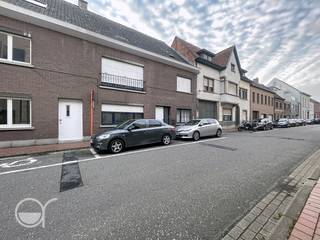 OPGELET: om dit pand te huren of bezichtigen vragen wij steeds eerst een virtueel bezoek te brengen aan het pand. Ga hiervoor naar www.rosseel.be en vul de referentie XL262 in in het veld ‘zoek’ bovenaan rechts. Kies dan ‘360°’. De website helpt u nu verder voor de volgende stappen.<br /><br /><br />Dit rustig en gunstig gelegen gelijkvloers appartement, op enkele minuten stappen van het commercieel centrum van Nevele, beschikt over alle hedendaagse normen. Het pand bevindt zich aan de overkant van het water van de Kortemunt en de Criel Buyssestraat die rechtstreeks bereikt kan worden via de Lovelingbrug. Het appartement zelf bestaat uit een inkomhal, een hal, een zeer ruime leefruimte met open keuken, een ruime koer die minimaal onderhoud vraagt, een bergruimte, een slaapkamer, een badkamer en een grote kelder. De straat beschikt over voldoende parkeerplaats om steeds in de directe omgeving de wagen kwijt te geraken. Er zijn geen gemeenschappelijke kosten en EGW is apart te betalen. Beschikbaar vanaf 01/01/2027.