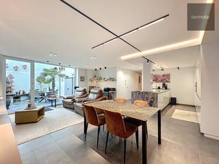 <u><strong>Stijlvol appartement</strong></u><br />Aangenaam gelijkvloers appartement met tuin &amp; carport te centrum Waregem! <br />Welkom in Residentie De Lindeboom waar we jullie met plezier dit kwaliteitsvol en perfect onderhouden appartement voorstellen.<br /><br />Met een EPC-score A, conforme elektriciteit en een uitstekende onderhoudsstaat is dit appartement volledig instapklaar – ideaal voor wie op zoek is naar aangenaam en energiezuinig wonen.<br /><br /><u>Dit appartement biedt het comfort van een woning en is uitgerust met:</u>
<ul>
	<li>Spanplafonds en ventilatiesysteem D</li>
	<li>Privéregenput van 10.000 liter</li>
	<li>Domotica-verlichtingssysteem</li>
	<li>Grote raampartijen met zonnescreens, rolluiken, vliegenramen, hoogrendements- en geluidswerend glas</li>
	<li>In 2023 kregen de leefruimte en keuken een stijlvolle upgrade, wat zorgt voor een eigentijdse en frisse uitstraling.</li>
</ul>
De privatieve onderhoudsvriendelijke, zuidwestgerichte binnentuin biedt volledige privacy en directe toegang tot de fietsenberging, daarnaast beschikt het appartement over een privatieve carport met directe toegang tot de ruime berging.<br /><br />De greeploze keuken is een echte blikvanger, afgewerkt met een prachtig natuurstenen werkblad en voorzien van voldoende opbergruimte en kwaliteitsvolle toestellen.<br /><br />Bovendien geniet dit appartement van een gunstige ligging; op wandelafstand van het centrum, het station, scholen en supermarkten.<br /> <br /><strong><u>Financiële voordelen:</u></strong><br />- Geen BTW, het appartement wordt <strong>verkocht onder registratierecht!</strong><br />- Lage gemeenschappelijke kosten!<br /><br /><u>Dit appartement beschikt over:</u><br />118,44 m² bewoonbare oppervlakte <br />21,00 m² privatieve binnentuin<br /><br /><u>Indeling:</u>

<ul>
	<li>Afzonderlijke inkomhal</li>
	<li>Afzonderlijk gastentoilet; lavabo</li>
	<li>Open keuken</li>
	<li>Lichtrijke, ruime leef- &amp; eetruimte met bureau</li>
	<li>2 ruime slaapkamers</li>
	<li>Badkamer; inloopdouche, wastafel &amp; toilet</li>
	<li>Ruime berging</li>
	<li>Fietsenberging; met meteen toegang naar het terras</li>
	<li>Privatieve binnentuin</li>
	<li>Privatieve carport (€15.000,); met meteen toegang naar de inpandige berging</li>
</ul>
Contacteer Clemens omtrent een bezoek of meer informatie. Tot hoors!<br /><strong>☎️ 0497/18.92.55<br />📩 clemens@immo-termote.be</strong>