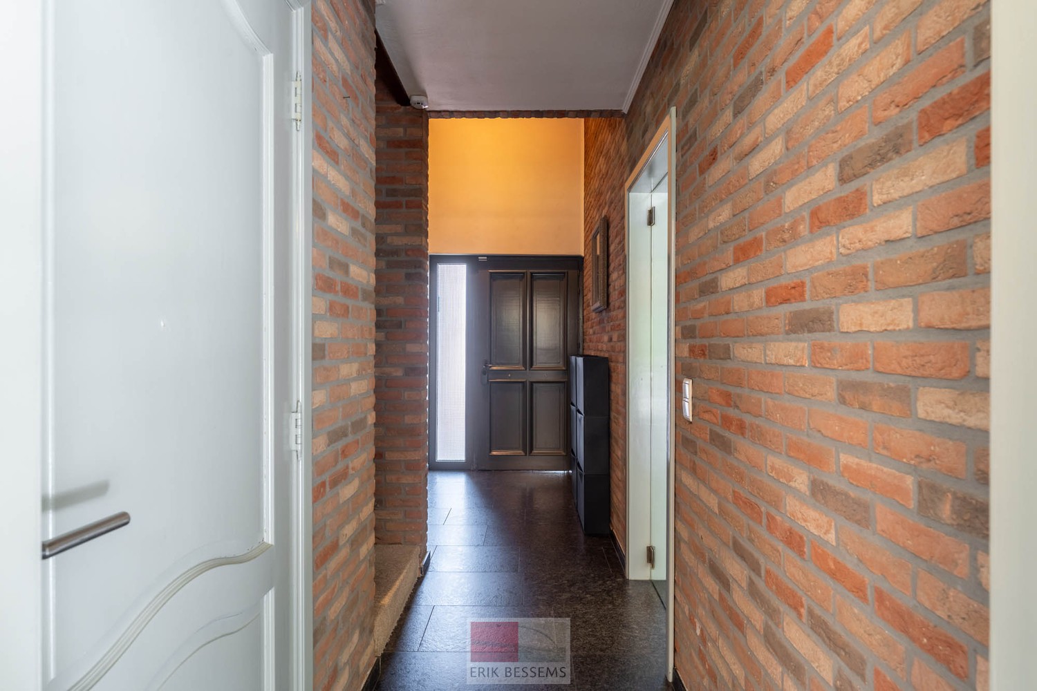 Vrijstaande woning gelegen op een royaal perceel van maar liefst 990 m² en beschikt over een bewoonbare oppervlakte van circa 221 m² - photo 4
