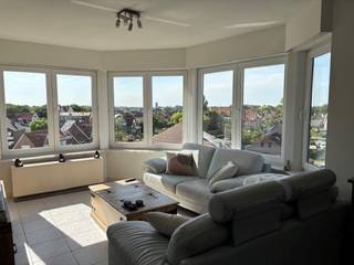 Ruim appartement bestaande uit : inkomhall met berging, apart toilet, zongerichte living met terras met fantastisch zicht over de villawijk,...