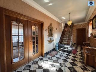 <p><span>SOLIDE KARAKTERVOLLE WONING MET 3 SLAAPKAMERS EN GARAGE</span></p><p><span>Vraagprijs: 239.000 euro</span></p><p><span> </span></p><p><span>Deze te renoveren woning bevindt zich op een boogscheut van het centrum van Geraardsbergen, winkels, openbaar vervoer en scholen.</span></p><p><span> </span></p><p><span>Op de gelijkvloerse verdieping treft u de ruime inkomhal met toegang tot de open living en eetruimte, de keuken en een 2</span><span><sup>de</sup></span><span> eetruimte. Verder treft u nog een veranda, garage en een koer.</span></p><p><span> </span></p><p><span>Op de eerste verdieping treft u 3 ruime slaapkamers en een badkamer met bad, toilet en lavabo. </span></p><p><span> </span></p><p><span>Op de tweede verdieping vindt u een ruime zolder. Deze kan nog ingericht worden als bijkomende kamers </span></p><p><span> </span></p><p><span>De woning wordt verwarmd met centrale verwarming op stookolie en beschikt over enkele beglazing in hout</span></p><p><span> </span></p><p><span>Kelder aanwezig!</span></p><p><span> </span></p><p><span>Voor info of bezoek bel 0472/29.25.04 of stuur een mail naar <span>louis@svena.be</span></span></p><p><span>Deze gegevens zijn louter informatief en wij kunnen niet aansprakelijk gesteld worden voor eventuele onjuistheden. De bewoonbare oppervlakte is slechts indicatief</span></p><p><span> </span></p>
