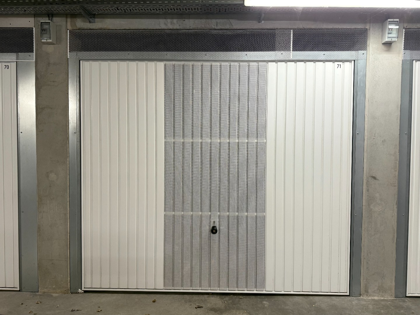 Garage for rent in Ostend - photo 1