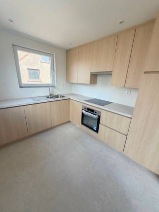 RECENT GERENOVEERD APPARTEMENT VLAKBIJ KOOPCENTRUM 2 DE VERD GEEN LIFT alles nieuw lichte living, nieuwe ingerichte moderne keuken, nieuwe badkamer...