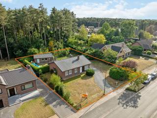 Rustig gelegen gelijkvloerse woning met 3 slaapkamers, praktische garage (39m2) en zuidgeoriënteerde tuin op 13a55ca. 

Ontdek deze charmante gelijkvloerse woning op een ruim perceel van 13a55ca, ideaal gelegen vlak bij recreatiedomein/zwembad De Merel en omringd door tal van fiets- en wandelroutes. 

Perfect voor wie houdt van rust, natuur en toch alle voorzieningen in de buurt wil.  

De woning beschikt over een lichtrijke leefruimte, een functionele keuken, drie volwaardige slaapkamers en een badkamer met wastafel en douche. 
De woning draagt het EPC label E, mits het isoleren van de spouw (circa 3500€) kom je terecht in het EPC label D. 
Ook krijg je hier nog subsidies voor van de Vlaams overheid. 

Hier een opsomming van de belangrijkste troeven: 
- alles gelijkvloers 
- elektriciteit conform 
- ruim perceel (30m breed) biedt mogelijkheden 
- grote bergzolder 
- voorraad kelder 
- voldoende parkeer mogelijkheid 
- laag KI 
- blijvend groen zicht achteraan in de tuin. 

Bekijk zeker onze grondplannen op www.vastgoedservice.be een om een perfect beeld te krijgen van de indeling van deze woning. 

Voor meer informatie kan je terecht op ons kantoor. 014/82.15.15.