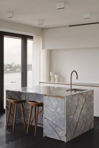 Wonen met de Schelde als dagelijks decor. Op de 12de verdieping van residentie Scheldehof op Nieuw Zuid ontdekt u dit instapklare appartement met twee slaapkamers, een hoogwaardige afwerking en een zonnig zuid/zuidwestelijk terras.<br /><br />Grote raampartijen brengen het licht en het frontale rivierzicht tot diep in de leefruimte. Het donkere visgraatparket, de strakke kastenwanden en de verfijnde materialen geven het interieur een warme, tijdloze uitstraling. De open luxekeuken is volledig uitgerust met toestellen en een stijlvol eiland: een aangename plek om te koken, bij te praten en van het uitzicht te genieten.<br /><br />Op het terras kijkt u uit over het water en komt u helemaal tot rust, hoog boven de stad.<br /><br />Het appartement beschikt over twee slaapkamers en een luxueus ingerichte badkamer met een XL-inloopdouche en een afzonderlijk ligbad. Verder zijn er één toilet, veel kastruimte en een praktische berging met bijkomende opbergkasten. Vloerverwarming en airconditioning zorgen voor comfort in elk seizoen.<br /><br />Twee parkeerplaatsen op niveau -1 en een kelderberging zijn inbegrepen in de vraagprijs.<br /><br />Vraagprijs: € 1.250.000, exclusief registratierechten en overige aankoopkosten.<br />• Aankoopprijs inclusief 12% registratierechten: € 1.400.000.<br />• Indien u aan alle voorwaarden voor het tarief van 2% voldoet: € 1.275.000 inclusief registratierechten.<br />Deze bedragen zijn exclusief notariskosten en overige aktekosten.<br /><br />Beschikbaar na het verlijden van de authentieke akte.<br /><br />Ontdek zelf het uitzicht en de afwerking van dit bijzondere appartement. Contacteer ons voor een bezoek.
