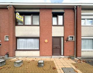 Ben je klaar om een woning naar jouw eigen smaak te zetten zonder meteen een volledige verbouwing aan te gaan?Dan is deze gesloten bebouwing exact...