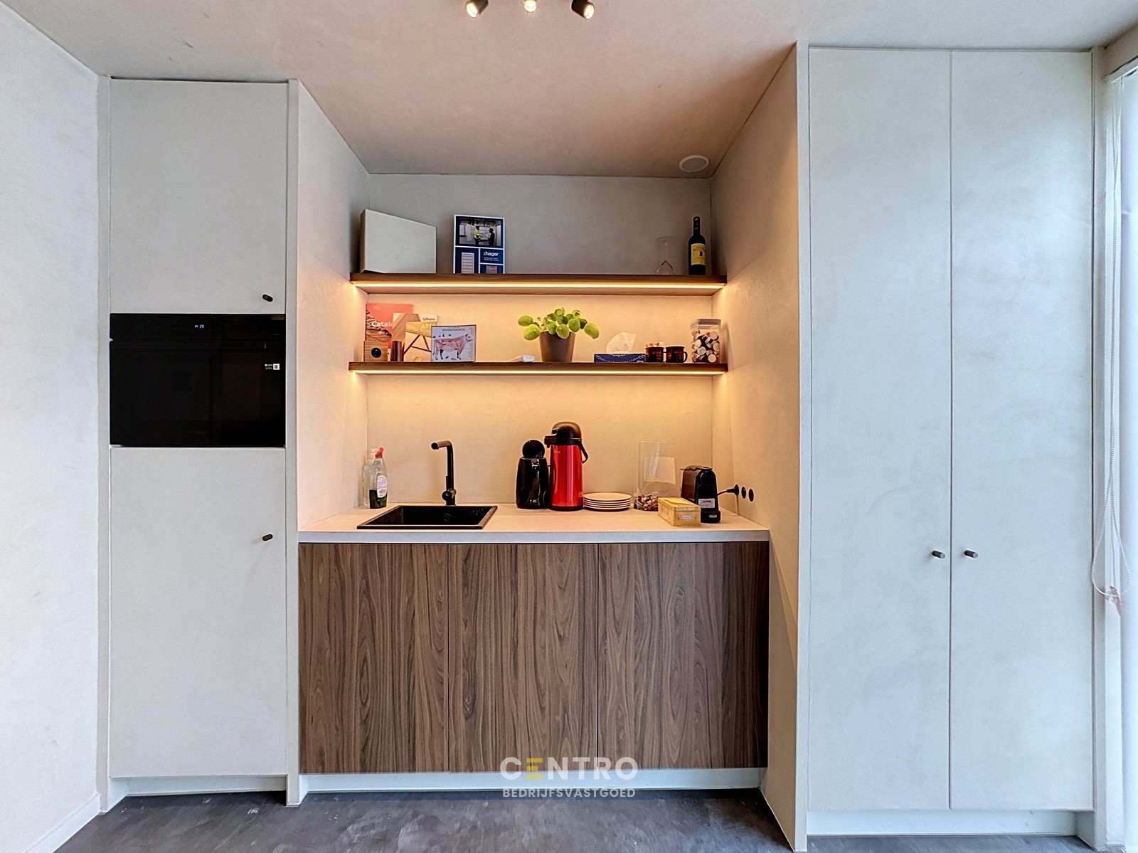 Uniek, betaalbaar aanbod: Instapklaar en goed geïsoleerd MAGAZIJN met KANTOOR, voorzien van alle comfort (airco, keuken, sanitair, ...). Op een boogscheut van Brugge centrum! - foto 5