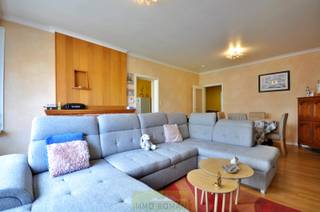 In de Albert Vandeputtestraat, een rustige woonwijk nabij het centrum van Ronse treffen we dit appartement. Gunstig gelegen op wandelafstand van het bruisende stadscentrum, shopping plaza, het station van Ronse en tal van andere voorzieningen.<br /><br />Het appartement bevindt zich in een<strong> kleinschalige residentie </strong>dat bestaat uit 4 appartementen. Er is <strong>geen syndicus</strong> aangesteld, waardoor de gemeenschappelijk kost bijzonder laag is. Het appartement is al enkele jaren <strong>verhuurd</strong> aan dezelfde correcte huurder, waardoor het tevens een ideale investeringseigendom is. <br /><br />Op de eerste verdieping betreden we het appartement via de ruime inkomhal, waar ruimte is voor een dressing. De lichtrijke woonkamer sluit aan bij de geïnstalleerde keuken, met toegang tot het balkon. Verder zijn er nog<strong> 2 volwaardige slaapkamers</strong> aanwezig, een apart gastentoilet en de badkamer. Op het gelijkvloers is er nog een<strong> praktische kelderberging</strong> voorzien van maar liefst 19m², en is er een<strong> ruime garage </strong>aanwezig.<br /><br />Er rust geen renovatieplicht op het appartement en er is een <strong>CONFORME elektrische keuring</strong> aanwezig.<br /><br />Meer info? Contacteer Kyamo De Smet: 0479 06 13 71 of via kyamo@immoroman.be