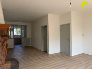 <p><span>Joli appartement 1 chambre près du Rivierenhof</span></p><p><span>Situé au premier étage d'un petit immeuble bien entretenu, composé de seulement trois appartements, cet agréable appartement d'une chambre offre un cadre de vie agréable. Grâce à son emplacement à proximité du Rivierenhof, vous bénéficiez d'un cadre calme et verdoyant, tout en profitant d'un accès facile aux commerces, aux transports en commun et aux autres commodités. L'appartement a été récemment rénové, avec notamment un nouveau sol ainsi qu'une salle de bains et une cuisine remises à neuf.</span></p><p><span>Agencement :</span><span><br />On entre directement dans l'appartement par le salon, qui a récemment été doté d'un nouveau sol. À côté, on trouve la cuisine, entièrement neuve et équipée d'une cuisinière.<br />Nous arrivons ensuite dans la salle de bains rénovée, équipée d’une nouvelle douche, d’un lavabo simple avec des placards de rangement et d’un raccordement pour une machine à laver. À côté se trouvent les toilettes séparées.<br />Depuis la salle de bains, un agréable passage mène à la chambre, séparée par une double porte.<br />L'appartement dispose également d'une terrasse et d'une cave commune.</span></p><p><span>À l'avant du bâtiment, une allée est prévue, qui ne peut être utilisée que pour le chargement et le déchargement. Le stationnement permanent dans l'allée n'est pas autorisé.</span></p><p><span>Informations utiles :</span><span><br />· Charges communes : 50 euros/mois (eau, compteur des parties communes et entretien de la chaudière compris)<br />· Caution : 3 mois<br />· État des lieux : 225 euros par partie<br />· PEP : 289 kWh/(m² an), label C<br />· Disponible immédiatement</span></p>