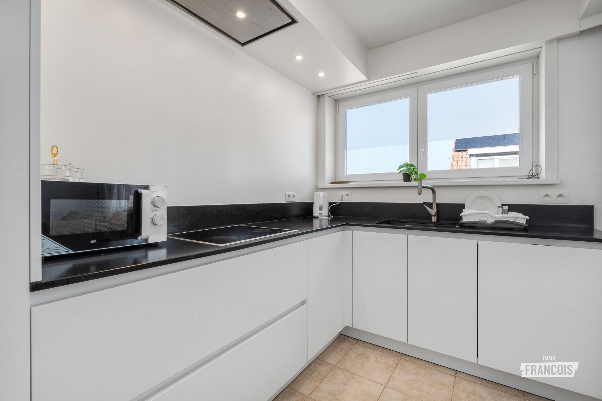 instapklare en volledig gerenoveerde appartement met 2 slaapkamers, terras én een extra mansardekamer in Oostende te koop! - foto 5