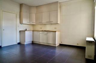 In het hart van Tollembeek vindt u deze instapklare commerciële ruimte met een totale oppervlakte van 96 m². Ideaal voor wie op zoek is naar...