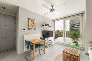 In een rustige, verkeersluwe straat bevindt zich dit recent en verzorgd appartement op de derde verdieping van een kleinschalige residentie. Dankzij de praktische indeling, degelijke afwerking en uitstekende ligging vormt dit pand de ideale woonst voor alleenstaanden, koppels of investeerders die op zoek zijn naar een zorgeloze en rendabele investering.<br />De lichtrijke leefruimte met keramische tegelvloer sluit naadloos aan op de volledig uitgeruste open keuken. Via het grote schuifraam bereikt u het ruime terras, waar u de hele dag door in alle rust van de zon kunt genieten.<br />Het appartement beschikt over een comfortabele slaapkamer aan de voorzijde en een moderne badkamer uitgerust met dubbele lavabo, douche en toilet. Bovendien is er extra bergruimte voorzien in de gemeenschappelijke kelder, evenals een ruime fietsenstalling.<br />De centrale ligging zorgt ervoor dat winkels, supermarkten en openbaar vervoer zich op wandelafstand bevinden, terwijl u toch geniet van een rustige woonomgeving.<br /><br />Troeven:<br />Energiezuinig appartement met EPC-label B<br />Recent en kleinschalig gebouw<br />Instapklaar en praktisch ingedeeld<br />Rustige, verkeersluwe straat<br />Centrale ligging nabij winkels en openbaar vervoer<br />Ruim zonnig terras<br />Lage gemeenschappelijke kosten<br />Elektriciteit conform AREI<br />Interessant investeringspand met mooi rendement<br /><br />Wil u comfortabel en zorgeloos wonen of investeren op een toplocatie? Contacteer ons vandaag nog voor een bezoek.<br /><br />De videotour, het grondplan, het EPC, elektriciteitskeuring en de asbestinventaris kan u reeds bekijken via de Wellimmo-site ('documenten')<br /><br />📩 Meer info of een bezoek: info@wellimmo.net<br />📞 03/225 00 68