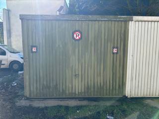 Goed gelegen garagebox met een <strong>inrit via de Muidelaan</strong>.<br /><br />Ideaal voor buurtbewoners die op zoek zijn naar een <strong>vaste parkeerplaats of als investering</strong>.<br />De box heeft een binnen afmeting van <strong>+/- 2,5m op 5m</strong> diep.<br /><br />De garagebox is vrij van gebruik en beschikbaar bij akte.<br /><br />Voor meer info: theo@convas.be 