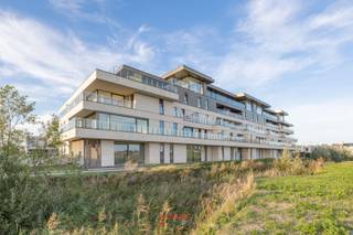 Appartement d'une chambre extrêmement bien aménagé. Ce sublime appartement nouvellement construit est proposé meublé et comprend un espace de vie spacieux et lumineux, une cuisine ouverte avec un îlot, une chambre avec salle de bains attenante, des toilettes séparées, un débarras et une terrasse ensoleillée. Ce magnifique projet est situé juste à la périphérie d'Ostende, à proximité de l'église Onze-Lieve-Vrouw-Ter-Duin. Un design intemporel avec une attention particulière pour votre confort de vie. Toutes les techniques et tous les conforts modernes tels que le chauffage par le sol, le système de ventilation automatique, etc. sont présents.<br /><strong>Ne peut être loué qu'en tant que résidence secondaire.</strong><br />Avance de 50 EUR sur les frais de syndic.<br />EPC = 29
