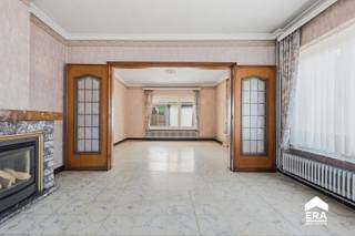 strong&gt;Landelijke open bebouwing in Ichtegem met tuin
<p>Deze open bebouwing uit 1964 combineert een rustige, landelijke ligging met een praktische indeling en een aangename buitenruimte. De woning biedt een mooie basis en tal van mogelijkheden voor wie op zoek is naar een renovatieproject met potentieel.</p>
<p><strong>Indeling:</strong><br />• Lichtrijke living met zicht op de tuin<br />• Keuken met aansluitende veranda<br />• Veranda met directe toegang tot de tuin<br />• Badkamer<br />• Vier slaapkamers<br />• Polyvalente ruimte<br />• Garage<br />• Kelder voor extra stockage<br />• Zolder met bijkomende opbergruimte<br />* Tuin<br /> </p>
<p>De woning dient gerenoveerd en gemoderniseerd te worden, maar biedt hierdoor de mogelijkheid om de ruimtes volledig naar eigen smaak en wensen in te richten.<br />Dankzij het <strong>EPC-label C</strong> beschikt de woning alvast over een goede energetische basis. De lichtrijke leefruimte en veranda zorgen voor een aangename verbinding met de tuin en het omliggende groen.</p>
<p>Een interessante opportuniteit voor wie een woning met ruimte en karakter volledig naar eigen wensen wil renoveren.</p>
<p>Neem vandaag nog contact op voor meer informatie of een bezoek.</p>
<p><strong>JOUW DROOMHUIS. ZO GEVONDEN!</strong></p>