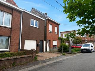 DEZE TOPPER GENIET VAN EEN WARME GEZELLIGHEID EN EEN AANGENAME TUIN Weg van alle drukte komt deze woning aardig opzetten, degelijk afgewerkt en...