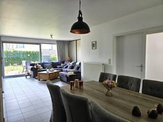 <span>Deze goed gelegen halfopen bebouwing bevindt zich op wandelafstand van het centrum van Beerse en biedt een aangename combinatie van ruimte en praktisch wooncomfort. Op het gelijkvloers beschikt de woning over een inkomhal met gastentoilet, een lichte woonkamer met aansluitend een open, ingerichte keuken, een ruime wasplaats en een garage. De eerste verdieping omvat drie slaapkamers, een badkamer, een douchekamer en een tweede gastentoilet. Via een vlisotrap is de geïsoleerde zolderverdieping bereikbaar, ideaal als extra bergruimte. Buiten geniet u van een gezellige tuin met terras, een fijne plek om in alle rust te vertoeven. Een BEZOEK aanvragen kan enkel online via </span><span>WWW.VASTGOEDPARTNERS.BE</span>